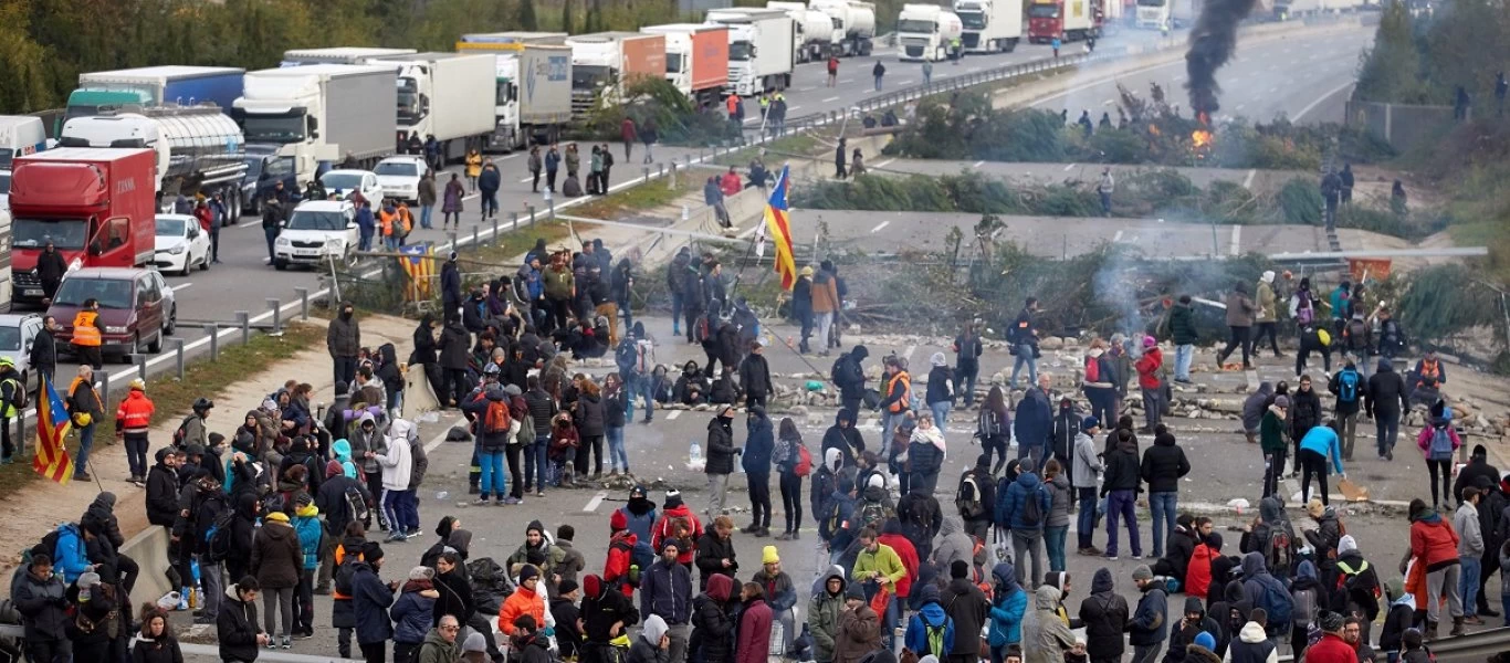 Απέκλεισαν τον αυτοκινητόδρομο που συνδέει Γαλλία – Ισπανία οι Καταλανοί αυτονομιστές (φωτό)